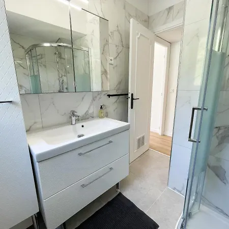 Bord De 3 Апартаменти Мантон